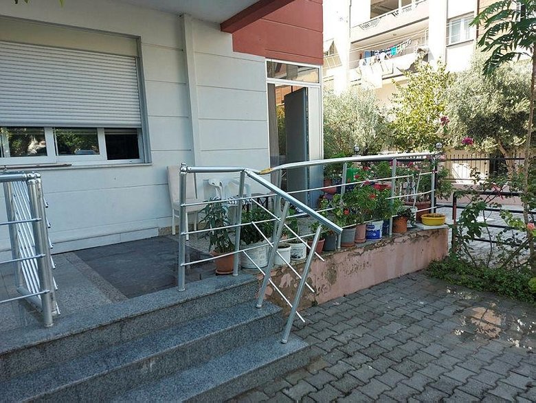 İzmir’de büyük vahşet! Karısını boğazından bıçaklayıp balkondan atladı