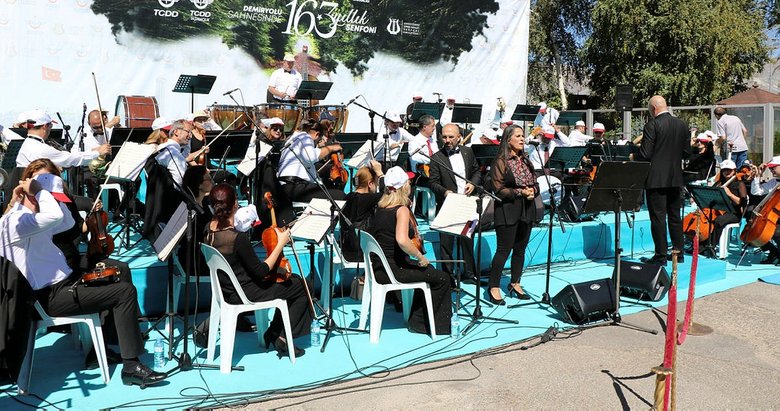 İzmir Devlet Senfoni Orkestrası Erzincan Garı’nda konser verdi