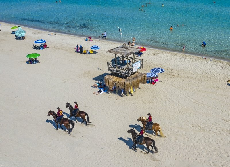 İzmir’in plajları atlı polis birliklerine emanet
