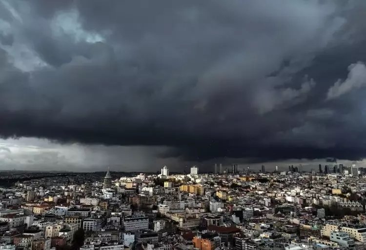 Meteoroloji İzmir ve Ege’yi saat vererek uyardı! Kuvvetli yağış bir anda bastıracak