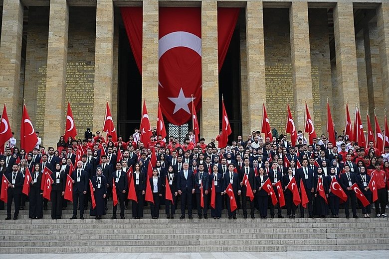 Gençlik ve Spor Bakanı Osman Aşkın Bak ile beraberindeki heyet, Anıtkabir’i ziyaret etti
