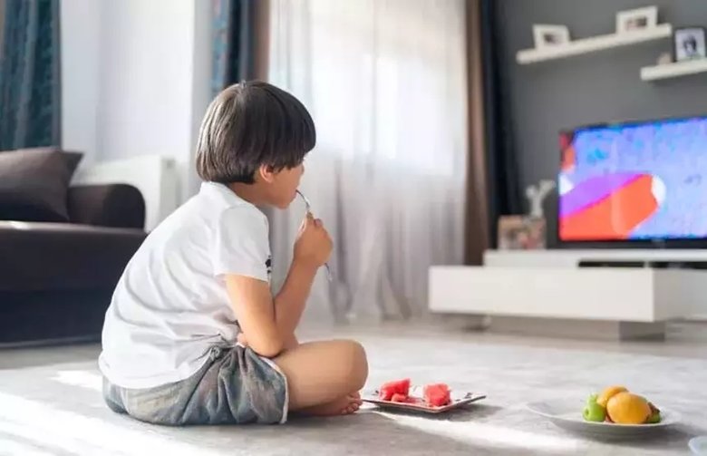 Anne babalar dikkat! Çocuklara ekran karşısında yemek yedirmek o hastalığa davetiye çıkarıyor