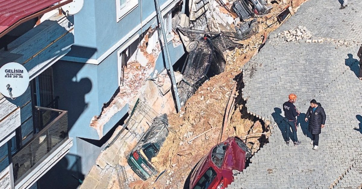 Menemen’de istinat duvarı çöktü