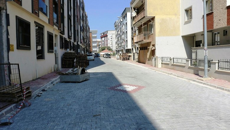 Yunusemre’de parke taşı çalışması sürüyor
