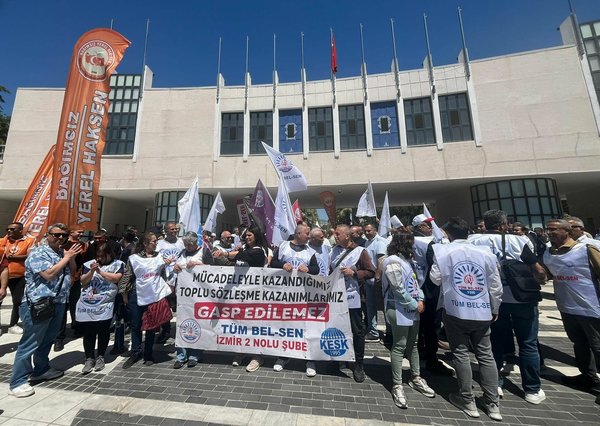 chpnin-il-binasina-yuruduler-izmirde-4-belediyede-is-birakma-eylemi-bu-dupeduz-hak-gaspidir-1777468427360.jpg