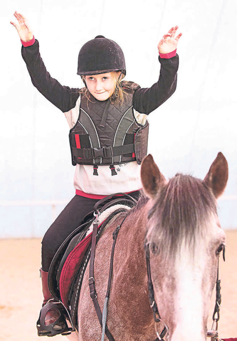 İzmir’de bir ilk! Buca Seyfi Demirsoy Devlet Hastanesi’nde atla terapi imkanı