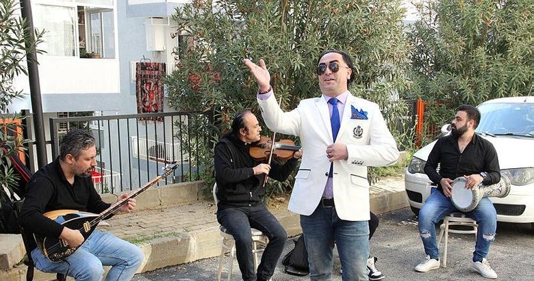 İzmir’de şarkıcı avukattan komşularına moral konseri