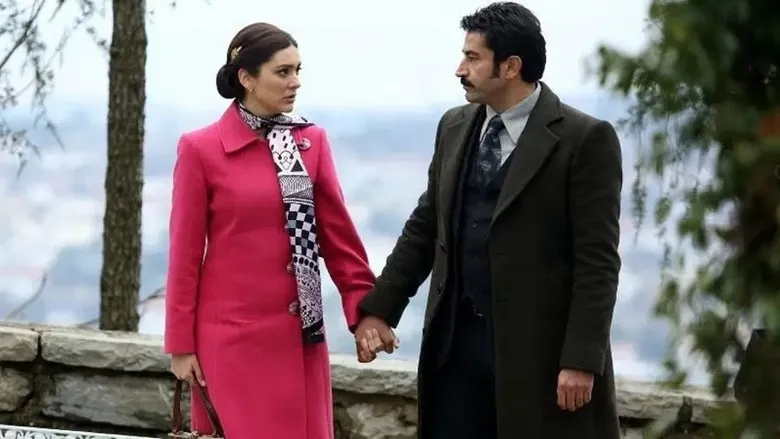 berguzar-korel-ve-kenan-imirzalioglu-yillar-sonra-ayni-ekranda-abi-ile-ekranlara-donuyor-1787557041830.jpeg