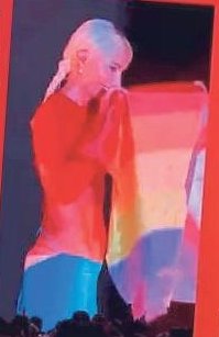 Sahnede LGBT bayrağı açan Gülşen’e seyirci protestosu