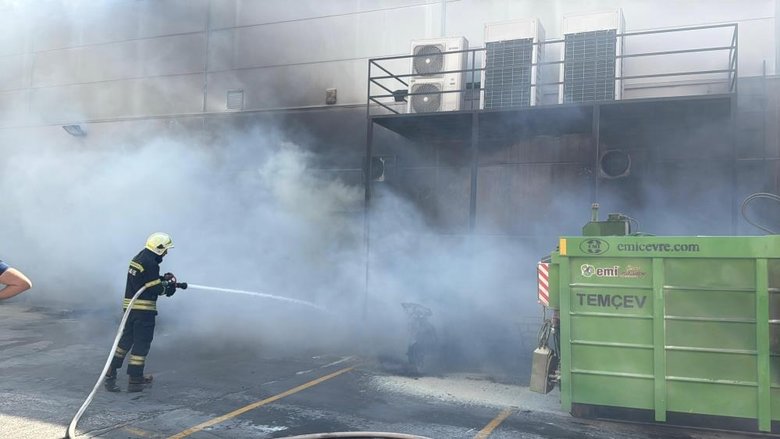 Bodrum’da bir AVM’nin geri dönüşüm alanında çıkan yangın korkuttu