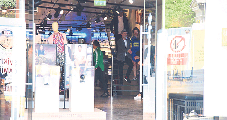 Cem Yılmaz mağazayı boşalttı