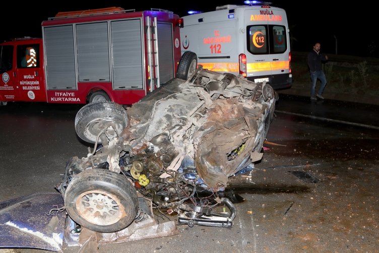 Muğla’da 2 kişi hurdaya dönen otomobilden yaralı olarak kurtuldu