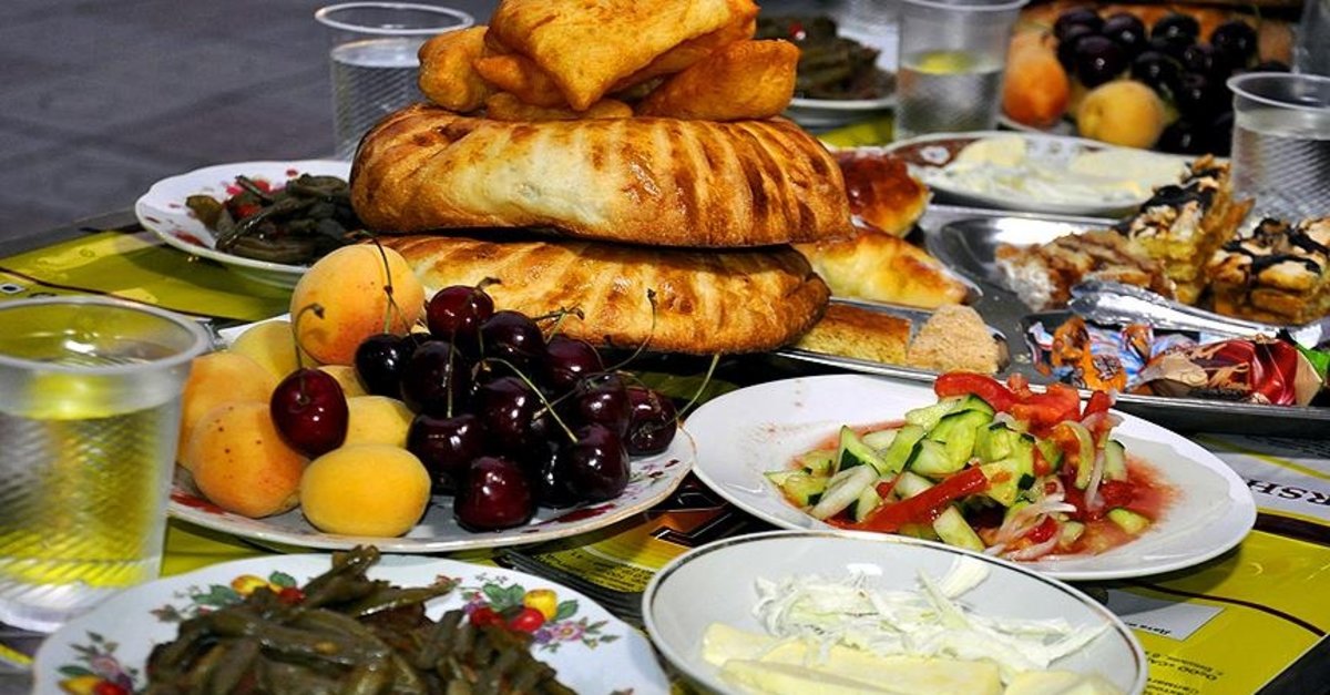 Ramazan ayında sağlıklı beslenmek mümkün! Yapılan en büyük hata aşırı yemek!