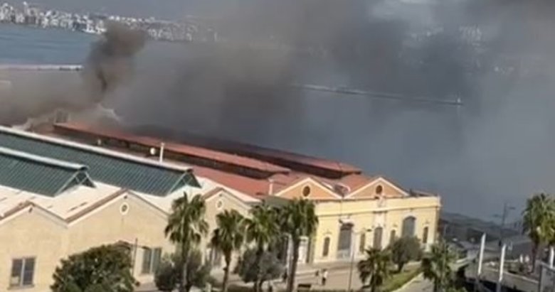 İzmir’de Konak Pier’den dumanlar yükseliyor