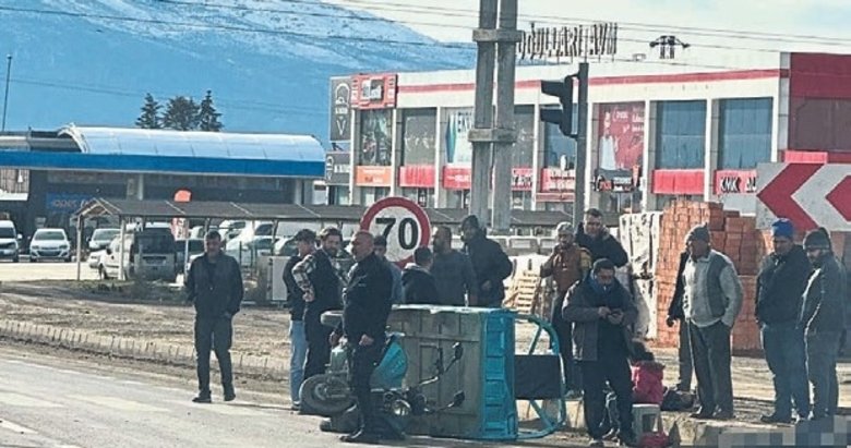 TIR ile üç tekerlekli motosiklet çarpıştı: 1 ölü, 3 yaralı