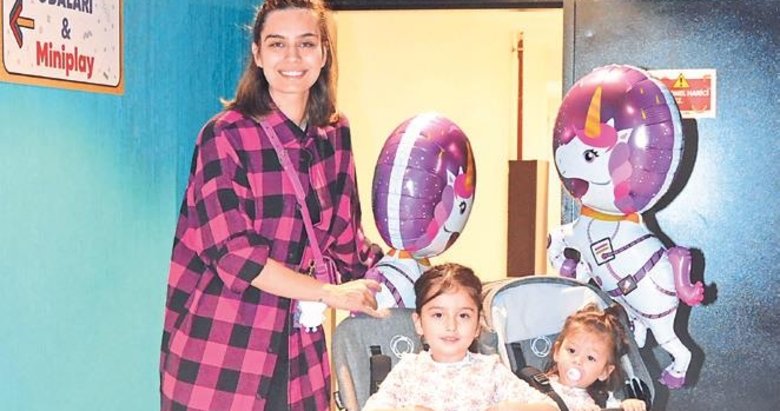 Anne ve kızları alısveriş turunda