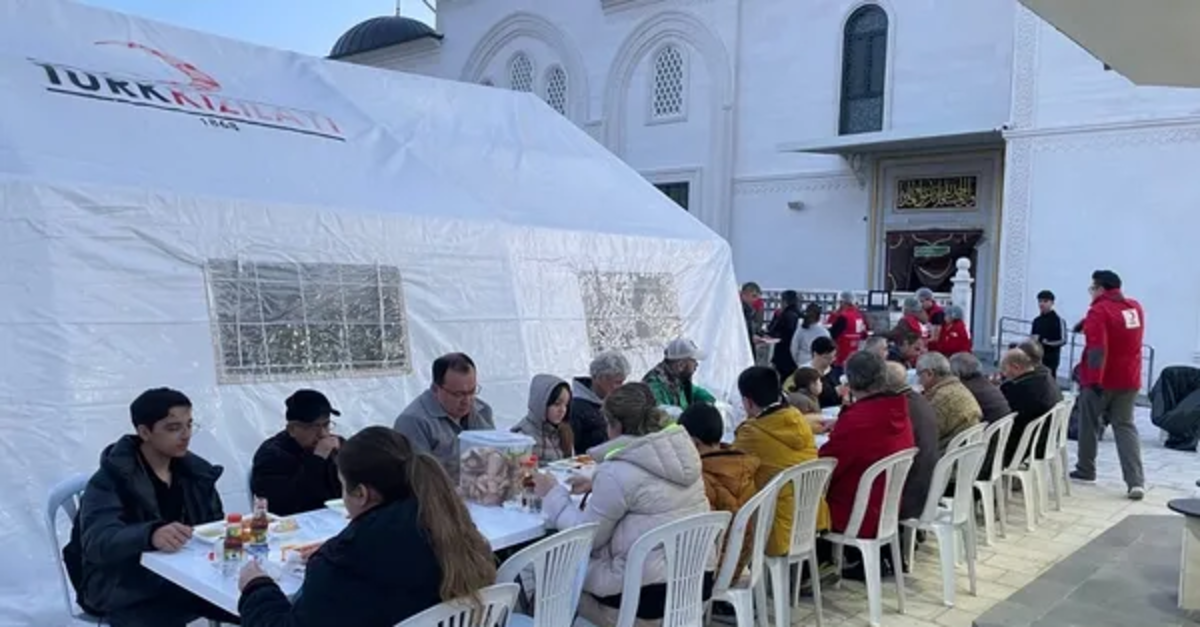 İzmir'de binlerce kişi iftar sofrasında buluşuyor!