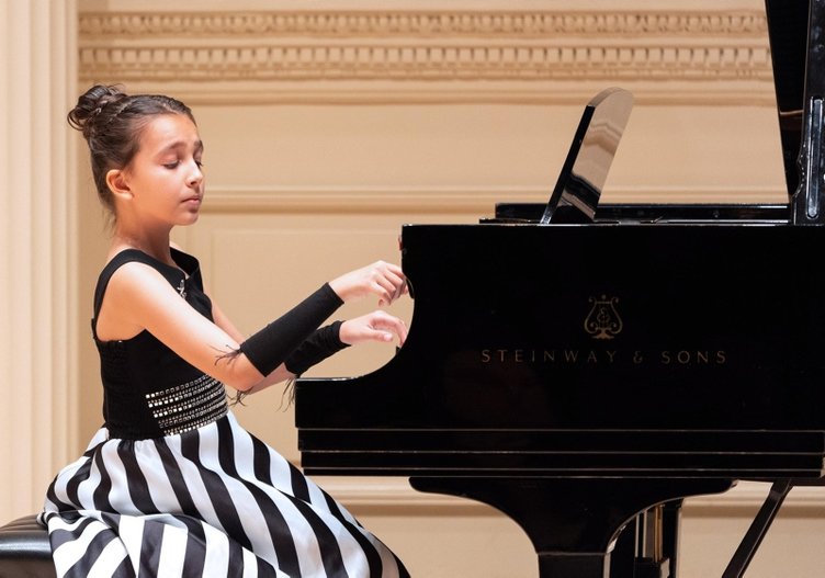 Müziğin altın çocuğu Çınara Manaflı, New York’tan ödülle döndü