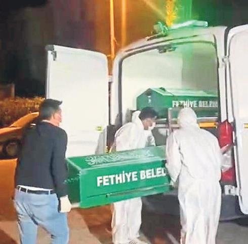 Kendisine küfür eden ev arkadaşını çekiçle öldürdü