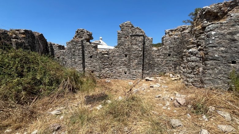 Marmaris’te tarihe ihanet! Tekneleri tarihi kiliseye bağladılar