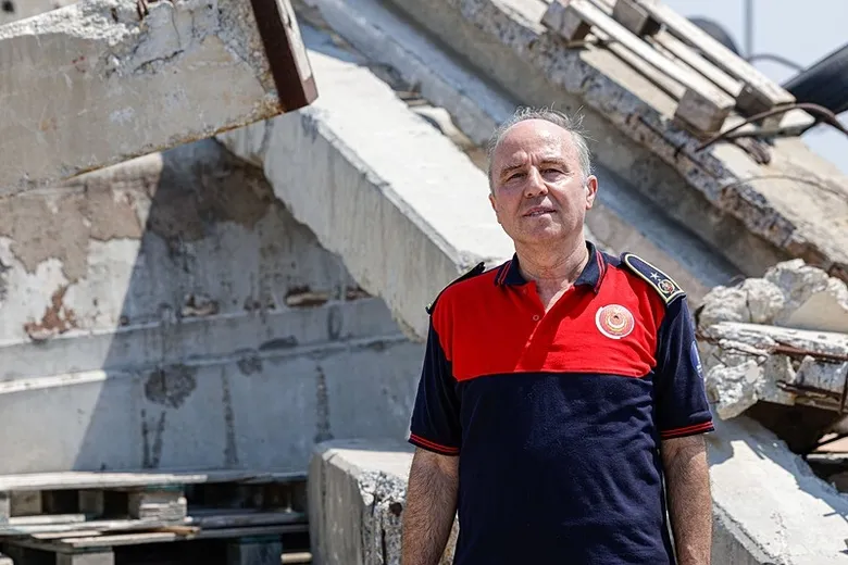 izmir-itfaiyecileri-17-agustos-depremini-anlatti-en-buyuk-aci-veren-sey-caresizlikti-1786961728437.jpeg