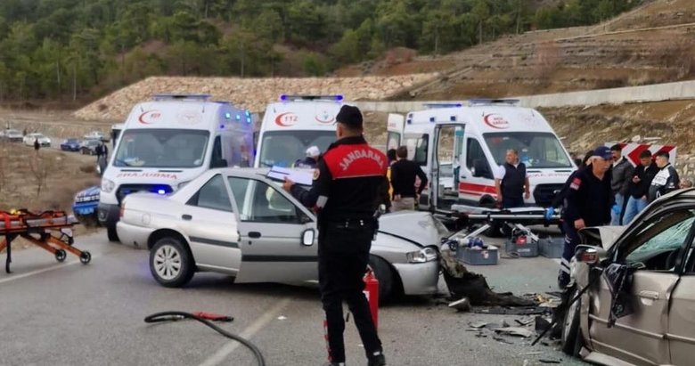 Denizli’de iki ayrı trafik kazası: 8 kişi yaralandı