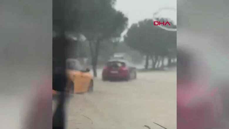 İzmir Çeşme’de sağanak; yollar göle döndü
