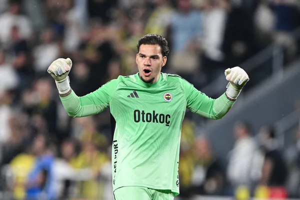 taraftar-topa-tutmustu-fenerbahcede-ederson-icin-son-karar-tedescoya-yapilan-ona-yapilmayacak-1777704343678.png
