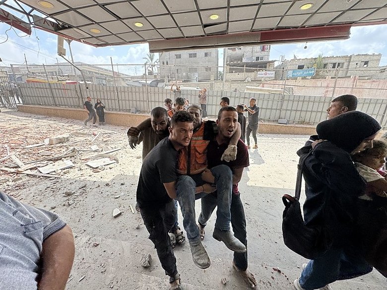 Katil İsrail hastaneye hedef aldı! Gazze’de kan donduran görüntüler