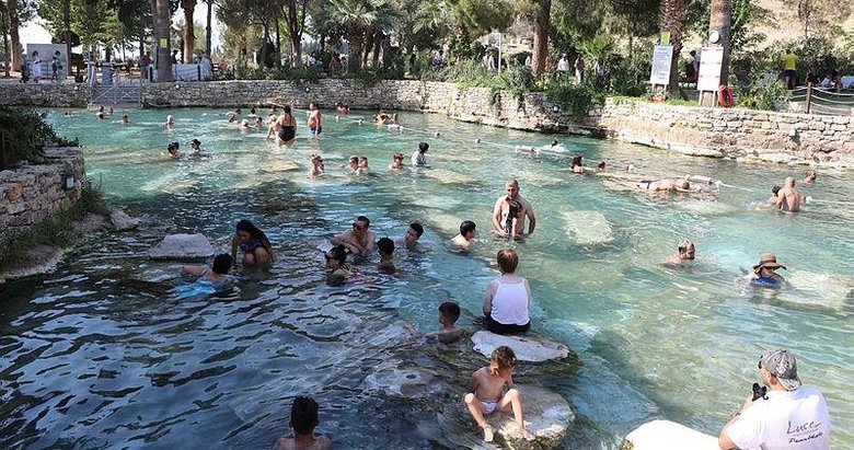 Pamukkale’de 36 derecelik sıcaklığa sahip antik havuz sıcak havada da ilgi görüyor