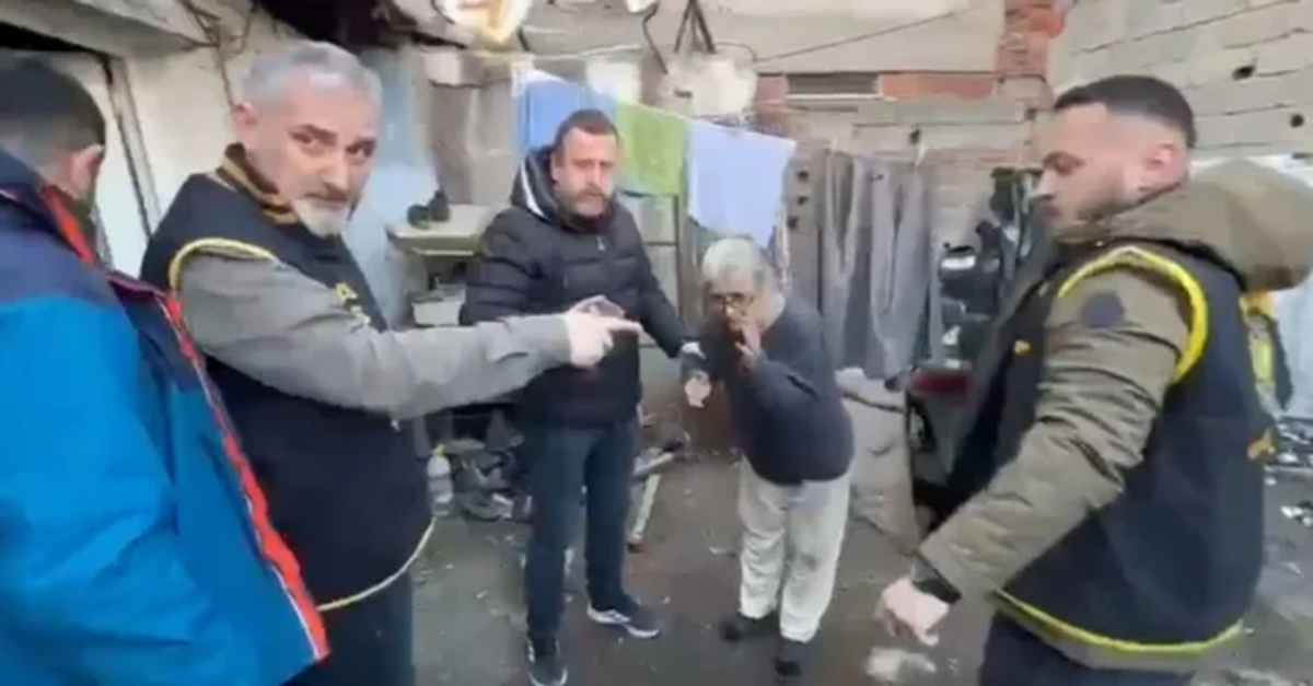 Bursa'da yine çöp ev vakası! Kıyafet ve çöp yığınların içinde bulundu