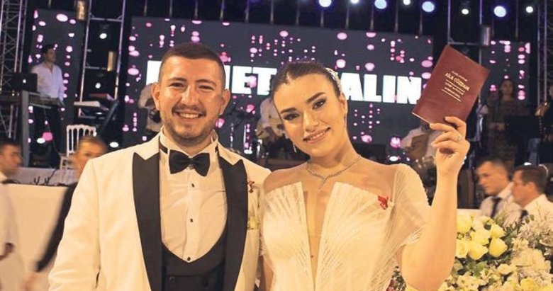 Demet Akalın mutlu çift için söyledi