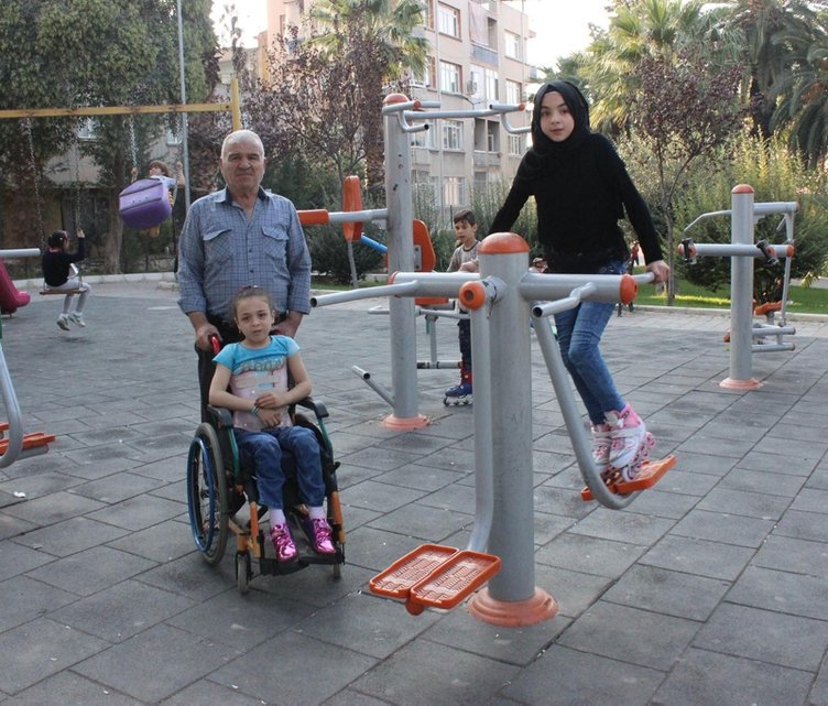 Suriye’deki savaşta bacağını kaybeden Nur, İzmir’de hayata tutundu! Şimdi patenle kayıyor
