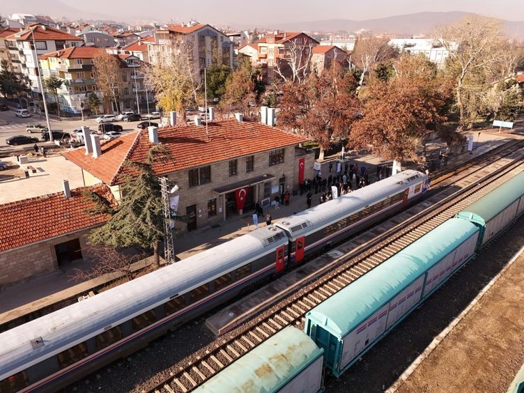 Isparta-İzmir arasında sefer gerçekleştirecek! Güller Ekspresi ilk yolculuğuna uğurlandı