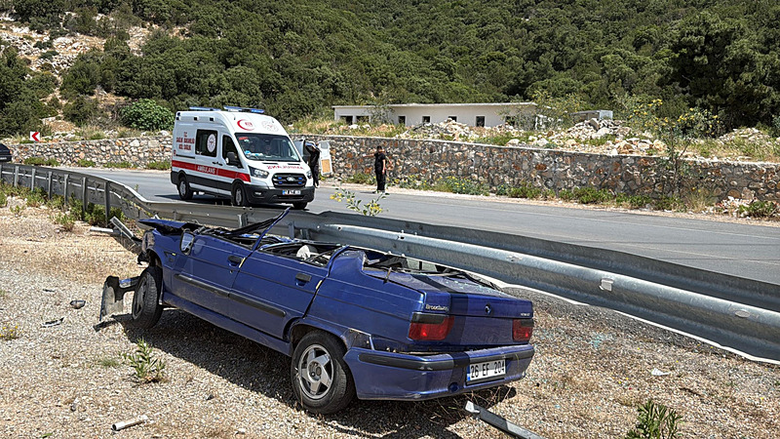 Muğla’da akıllara durgunluk veren kaza! Ok gibi bariyerlere saplanan araçtan sağ çıktı!