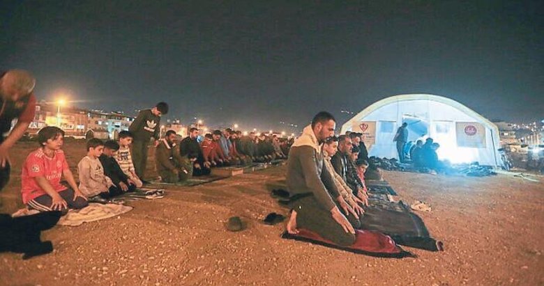 Deprem bölgesindeki çadırlarda ilk teravih