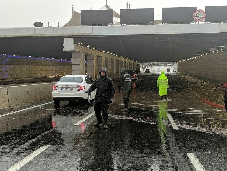 İzmir’i sel vurdu: Alt geçitler ve metro istasyonlarının çıkışları tıkandı