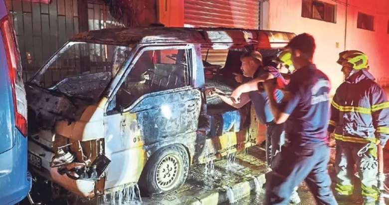 Nazilli’de aniden yanan minibüs küle döndü