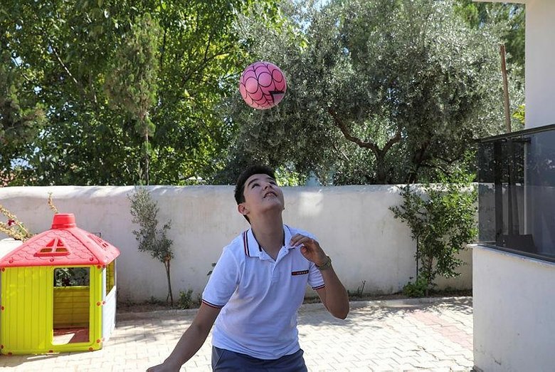 İzmir depreminin simge isimlerinden Günay, geçirdiği ameliyatların ardından futbol oynamaya başladı