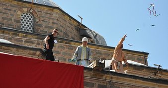 Manisa’da mesir coşkusu! 10 ton mesir macunu halka saçıldı