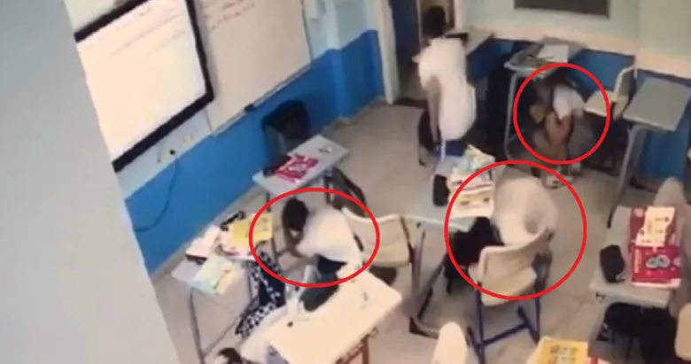 Depreme okulda yakalanan öğrenciler, sıralarının altına girdi