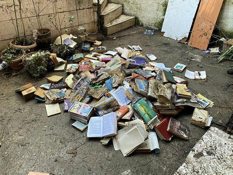 Sahafı sel suyu vurdu, 35 bin kitap su altında kaldı