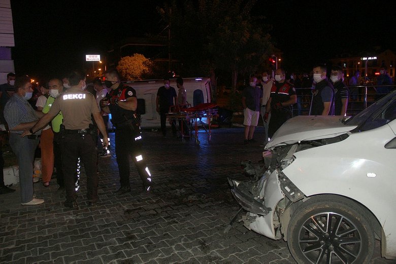 Yaralı taşıyan ambulans kamyonla çarpıştı!