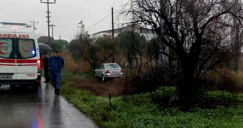Manisa’da otomobil ağaca çarptı: 3 yaralı