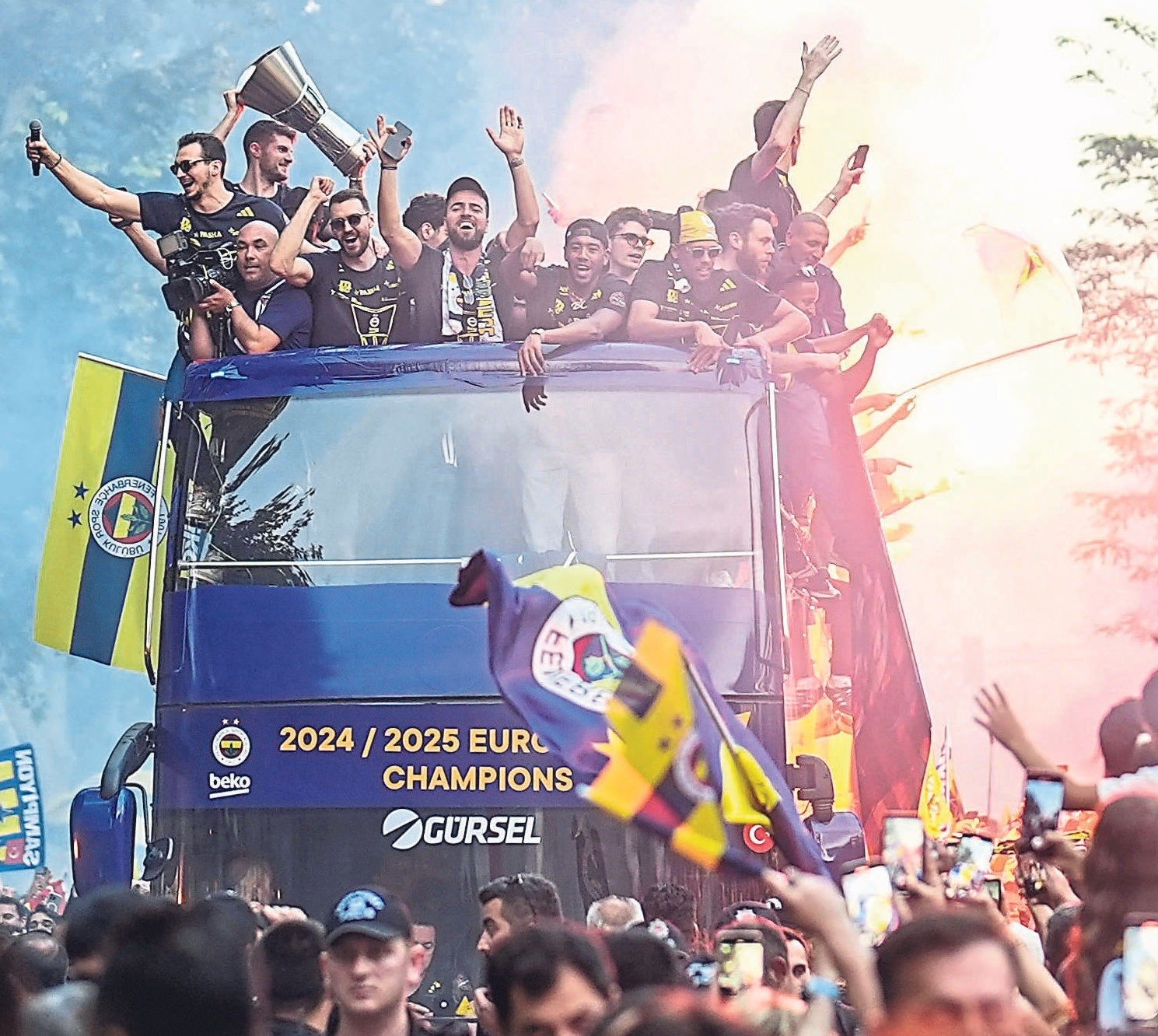 Fenerbahçe Şampiyonluğunu İstanbul'a Taşırken Coşku Dolu Kutlamalar Düzenlendi!