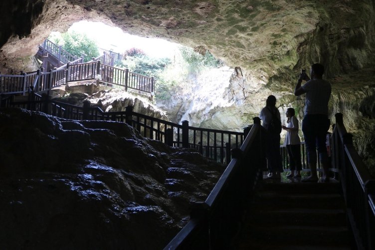 ’Yer altındaki gizli Pamukkale’ Kaklık Mağarası görenleri hayran bırakıyor