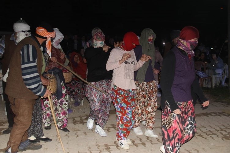 Çanakkale’de 80 yıllık bayram geleneği! Köyün erkekleri kadın kılığına girerek oyun oynadı