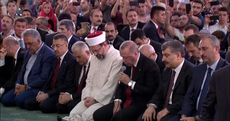 Başkan Erdoğan şehitler için Kuran okudu