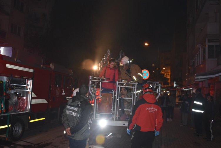 İzmir’de korkutan yangın! 15 kişinin yaşadığı dairede...