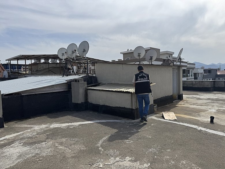 İzmir’de çatıdan apartman boşluğuna düşen 17 yaşındaki çocuk yaralandı